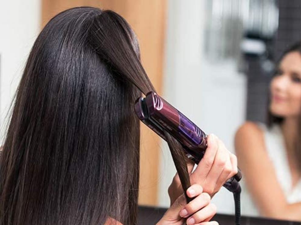 Las planchas de pelo ayudan a combatir el encrespamiento en verano.