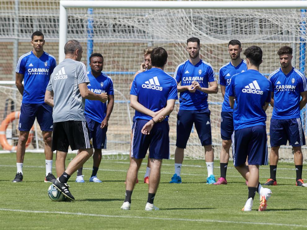 Víctor Fernández da instrucciones a sus jugadores en el entrenamiento de ayer miércoles.