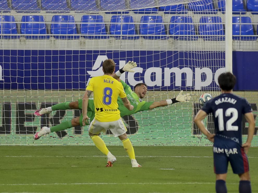 Álvaro se estira para tratar de detener el penalti marcado por Álex.