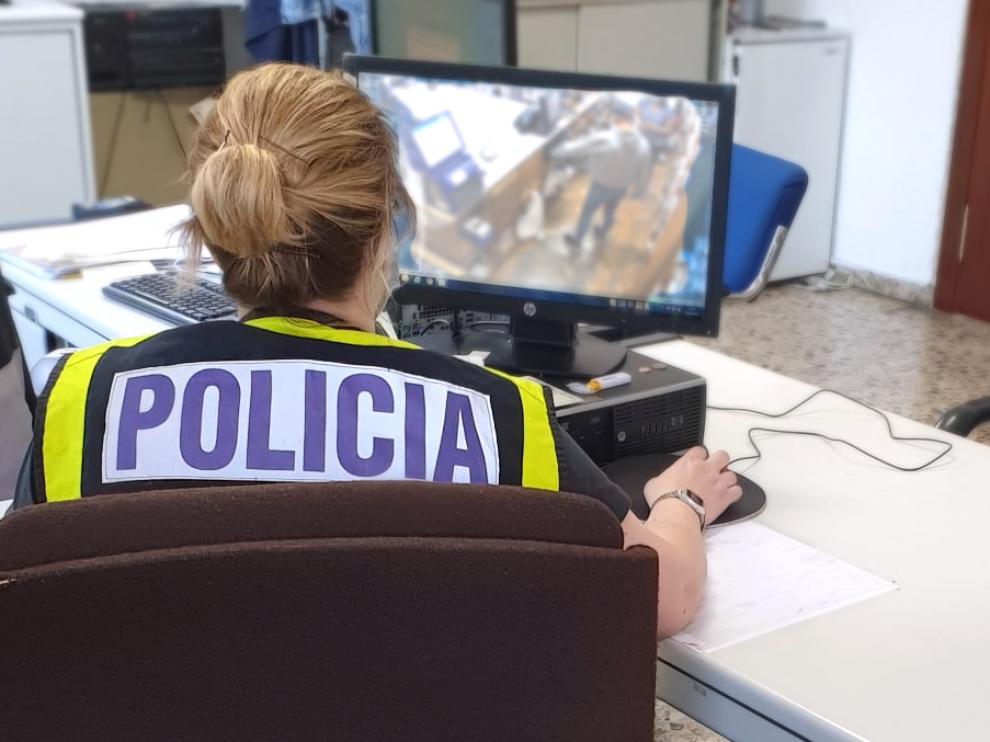 Una agente de la Policía Nacional de Aragón.