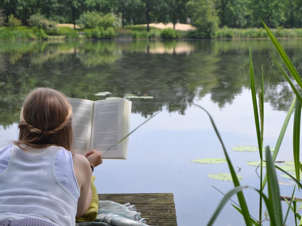 El verano es tiempo de lectura al aire libre.