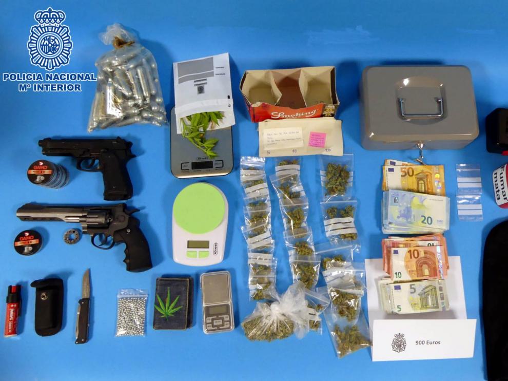 Efectos intervenidos por la Policía Nacional a las dos chicas que regentaban un punto de venta de marihuana en Huesca.