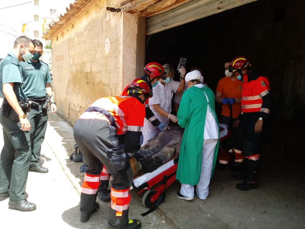 El operario municipal rescatado tras caer al algibe en Alloza.