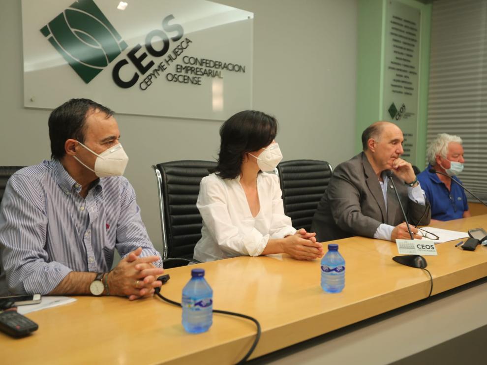José Fernando Luna, presidente de los empresarios de la provincia de Huesca (segundo por la derecha), ha comparecido este jueves junto a otros tres vicepresidentes de CEOS-Cepyme.