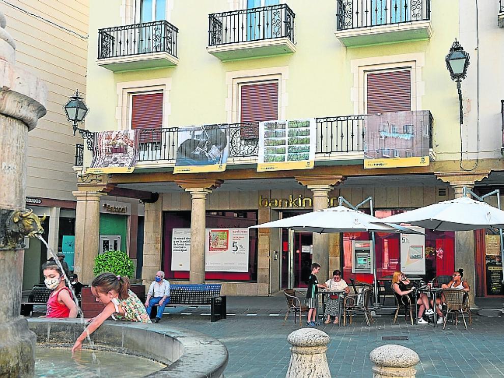 Las imágenes cuelgan de los balcones de la plaza del Torico