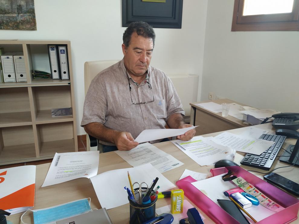 Arturo Villalba, consejero comarcal de Servicios Sociales, lee el informe remitido por Salud Pública.
