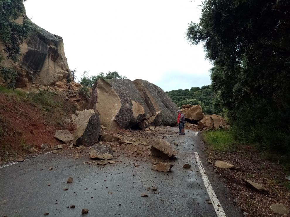 Cortada la carretera de Peraltilla a Abiego por un desprendimiento de una gran roca en Azlor