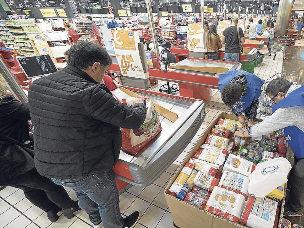 Las recogidas de alimentos en las tiendas Eroski es una de las campañas de la cooperativa.