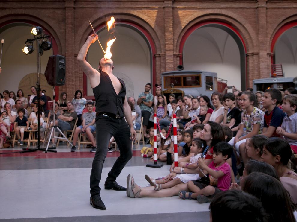 Actuación circense celebrada en el Museo del Fuego durante la Noche en Blanco de 2019.