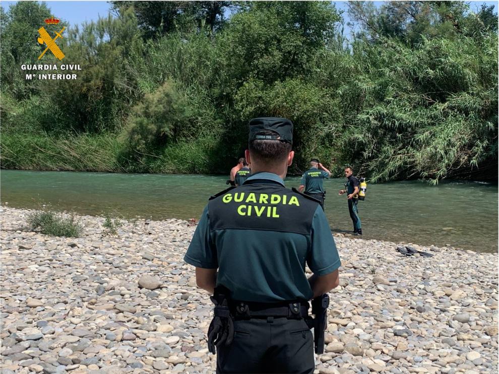 Imagen de la Guardia Civil buscando el cuerpo del joven desaparecido.