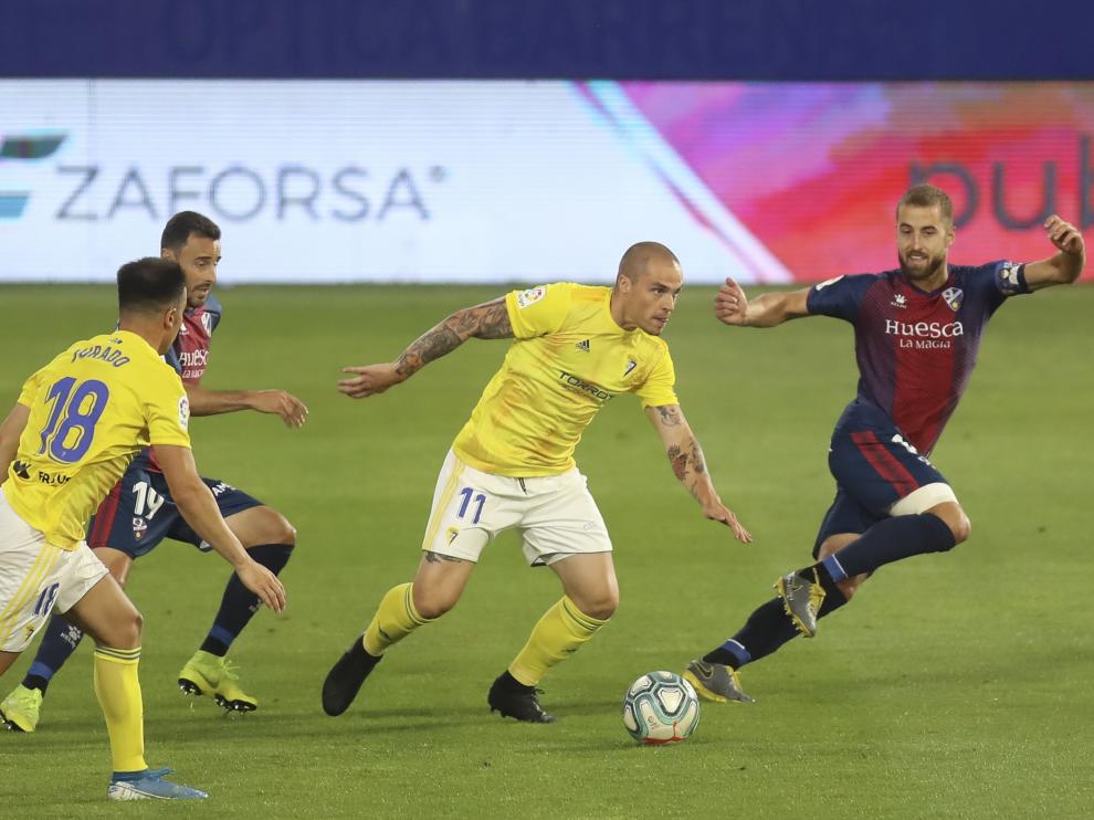 Pulido, a la derecha, durante el partido del miércoles con el Cádiz.