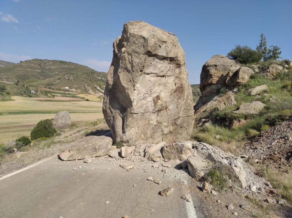 Un desprendimiento de rocas obliga a cortar la TE-10 entre la nacional 211 y Alpeñés