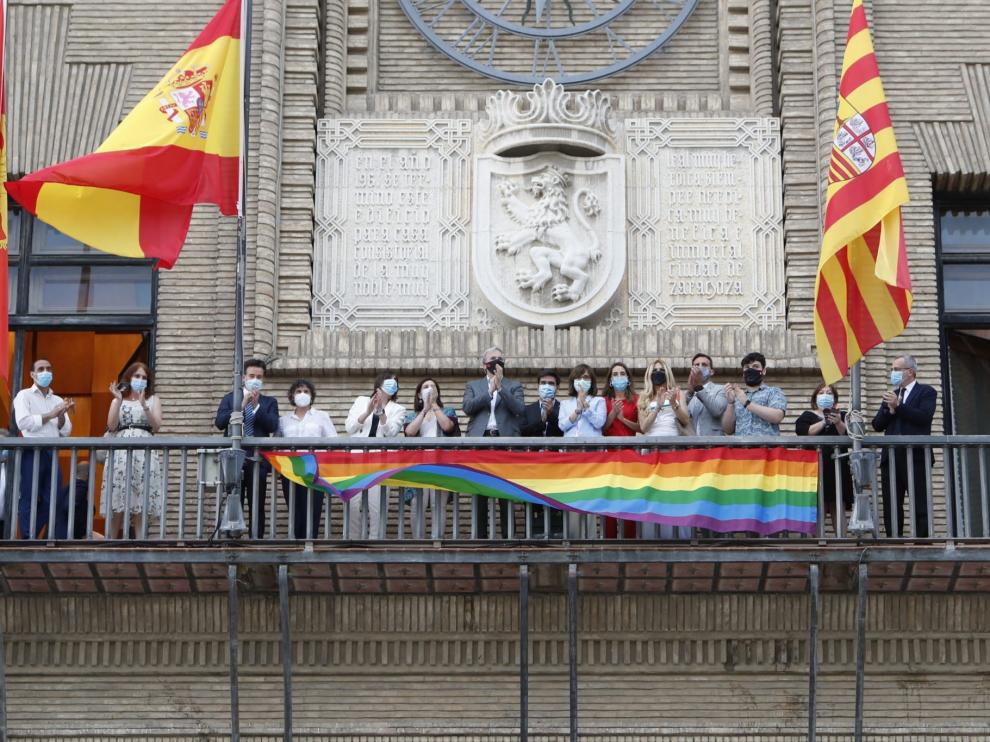 Colocación de la pancarta con los colores del movimiento LGTBI en Zaragoza
