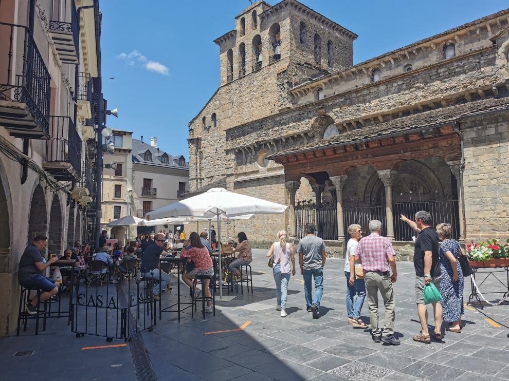 El buen tiempo ha animado las terrazas en Jaca este sábado.