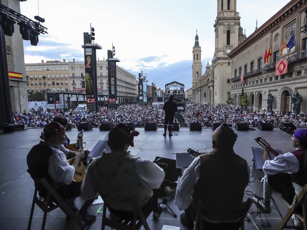El guitarrico es uno de los instrumentos característicos de la música tradicional aragonesa.