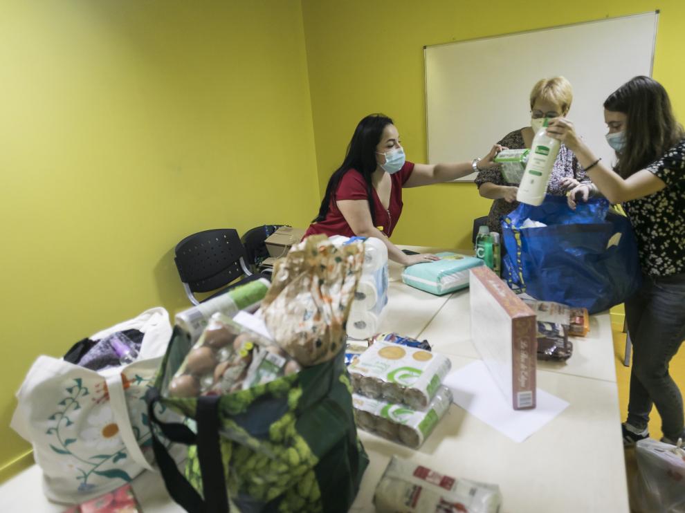 Las redes de apoyo trabajan sobre todo para cubrir las necesidades de alimentación de los vecinos del barrio, por lo que distribuyen alimentos y productos de primera necesidad desde los locales de las asociaciones vecinales y otros espacios disponibles. En la imagen, un reparto en el barrio de Las Delicias.