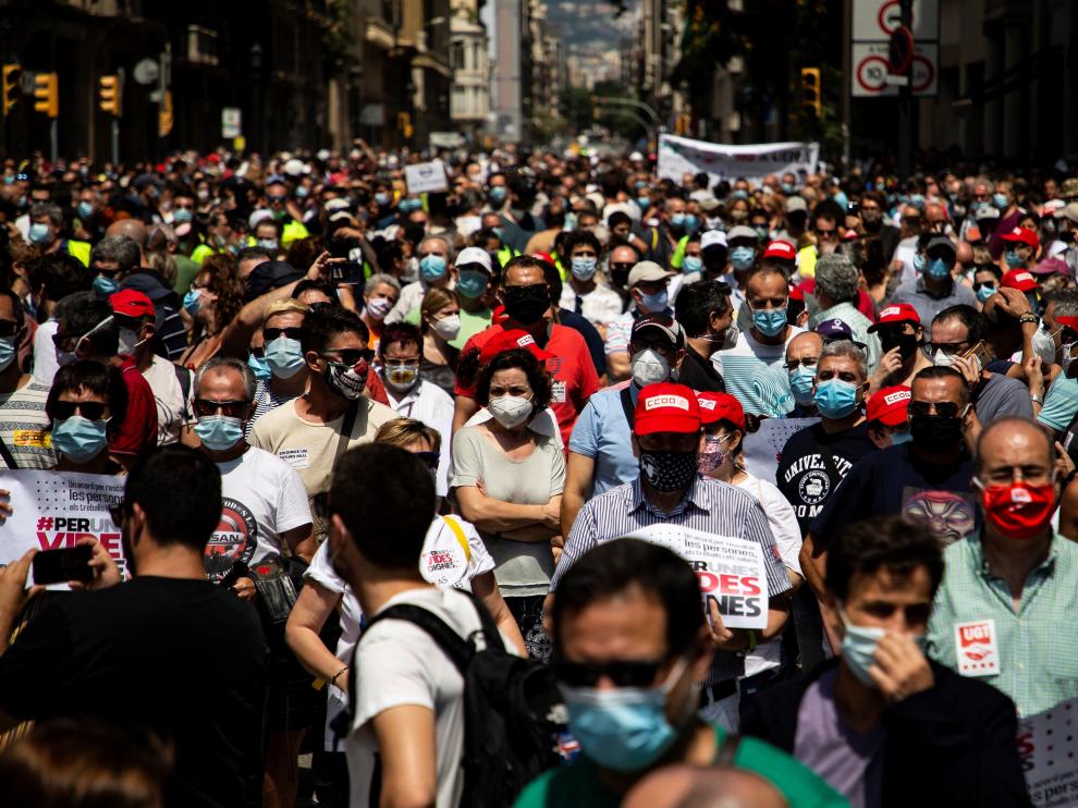 Unas 1.500 personas piden en Barcelona rescatar personas, empleos y salarios