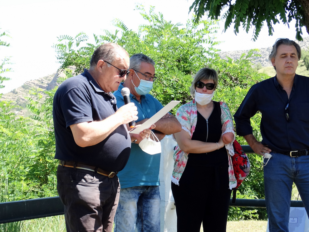 Utrillas planta una carrasca en memoria de las víctimas del coronavirus