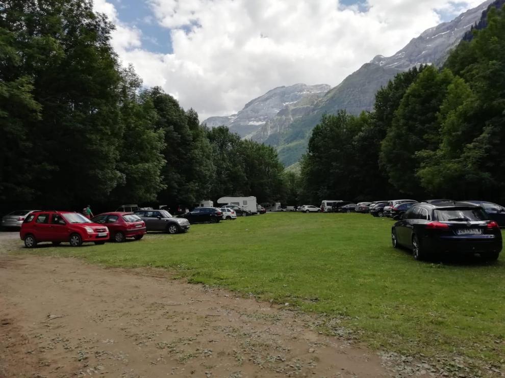 Vehículos estacionados en el valle de Pineta, en el Parque Nacional de Ordesa.