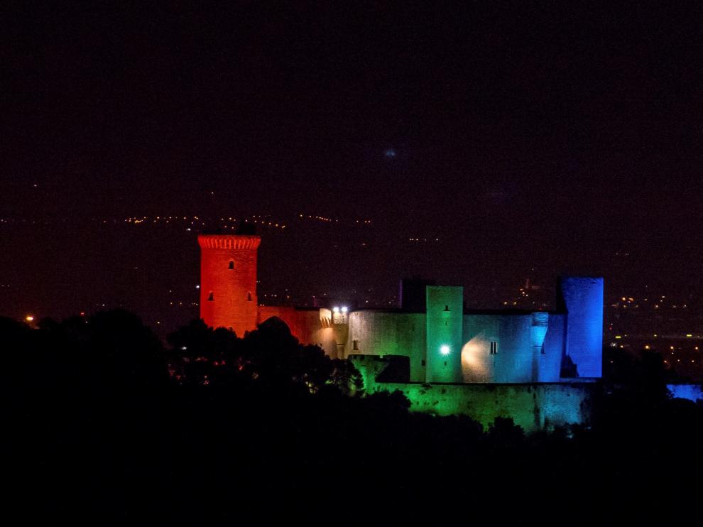 El castillo de Bellver, en Palma de Mallorca, iluminado con los colores arcoiris.