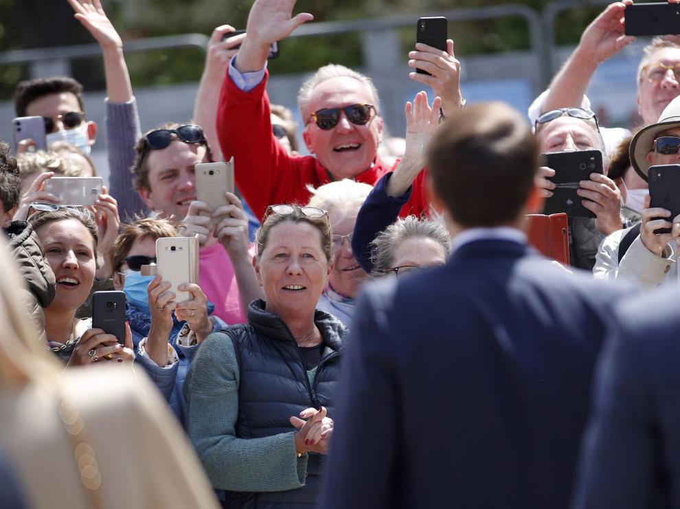 El presidente de Francia, Emmanuel Macron, acude a votar.