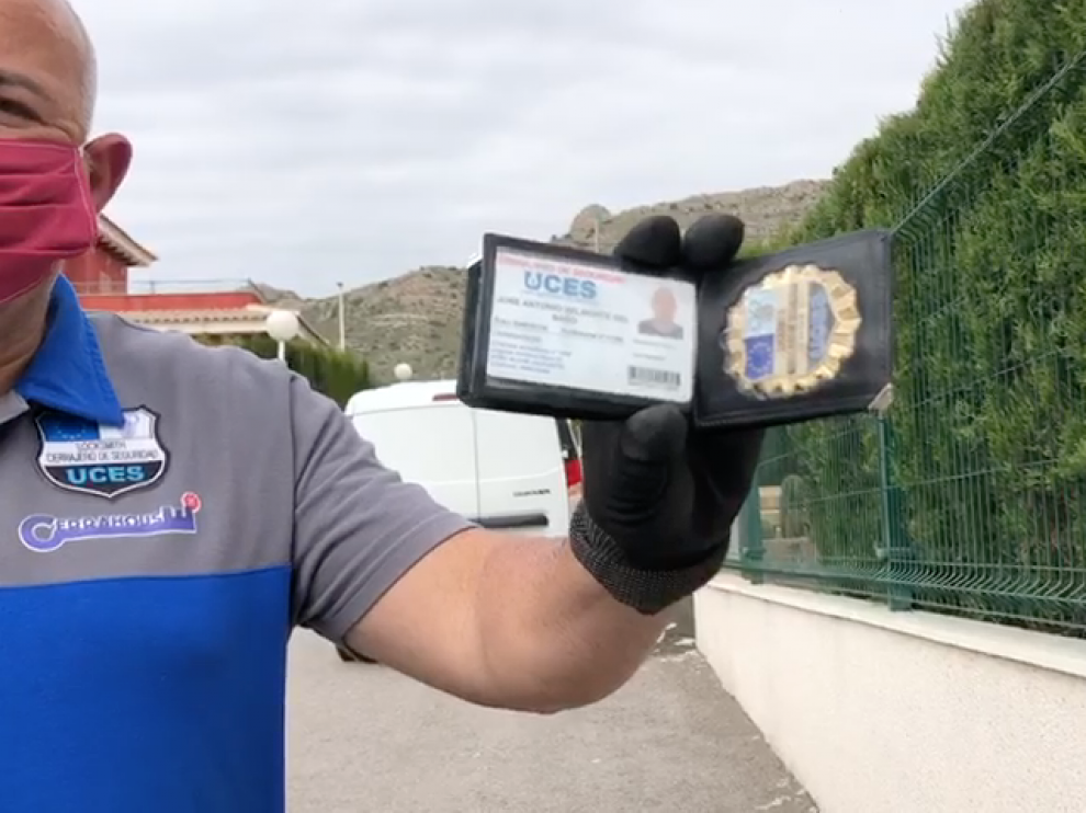 Un cerrajero muestra la acreditación de que pertenece a la Unión Cerrajeros de Seguridad