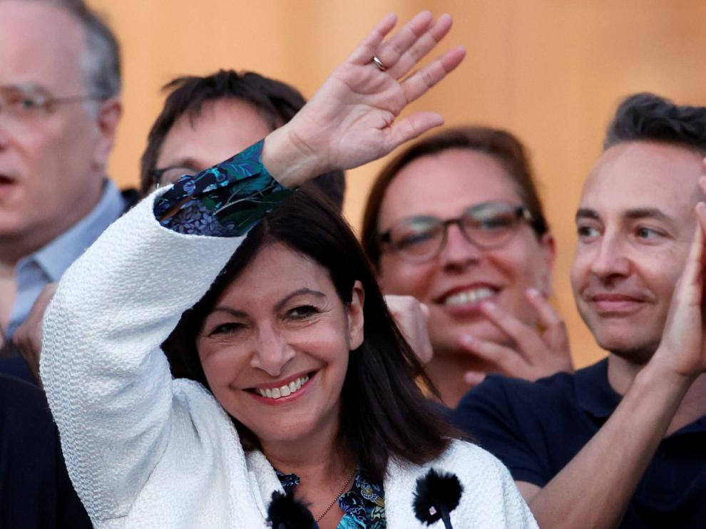 La alcaldesa de París, Anne Hidalgo, celebra su resultado electoral.
