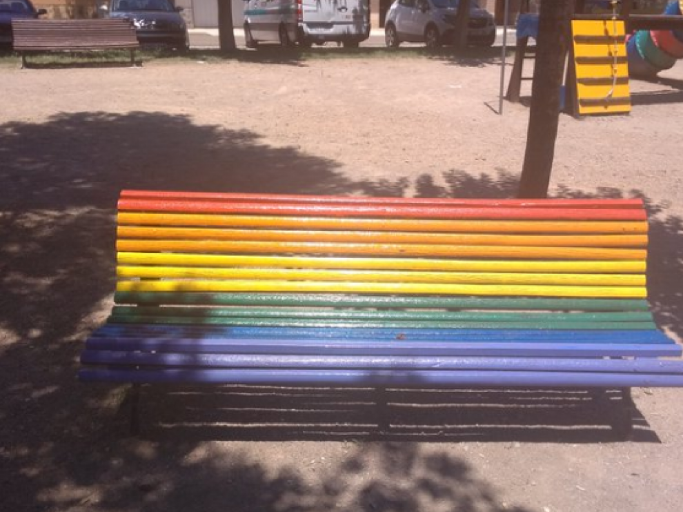 La Almunia amanece con los colores de la bandera del Orgullo Gay