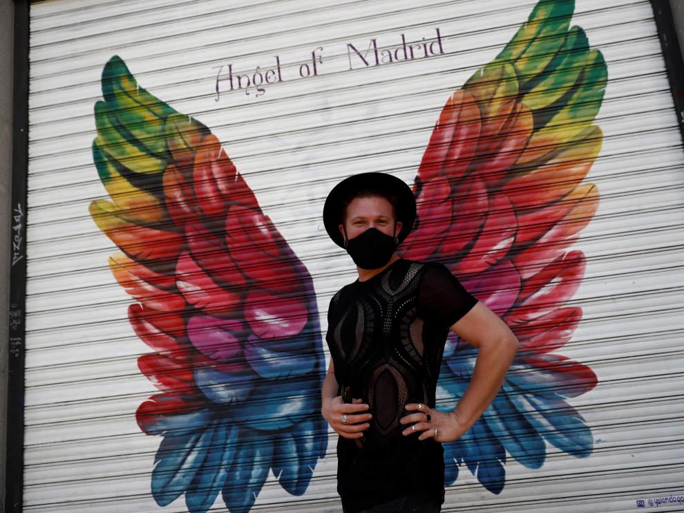 Un hombre con máscara, este domingo en el barrio de Chueca, en Madrid.