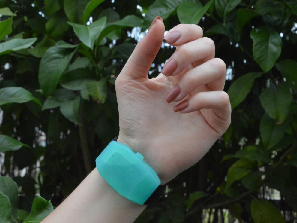 Con una ligera presión, una dosis de gel cae directamente en la mano.