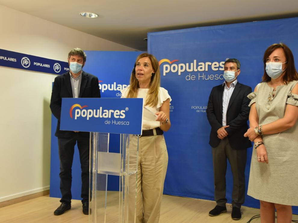 Ana Alós, acompañada en su despedida por miembros de su partido.