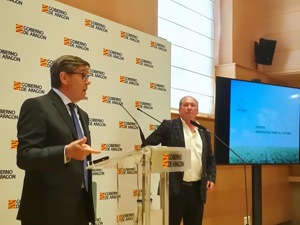 El consejero de Industria, Arturo Aliaga, con el máximo responsable de la empresa, Alfonso Biel, en la sala Jerónimo Zurita del Edificio Pignatelli.