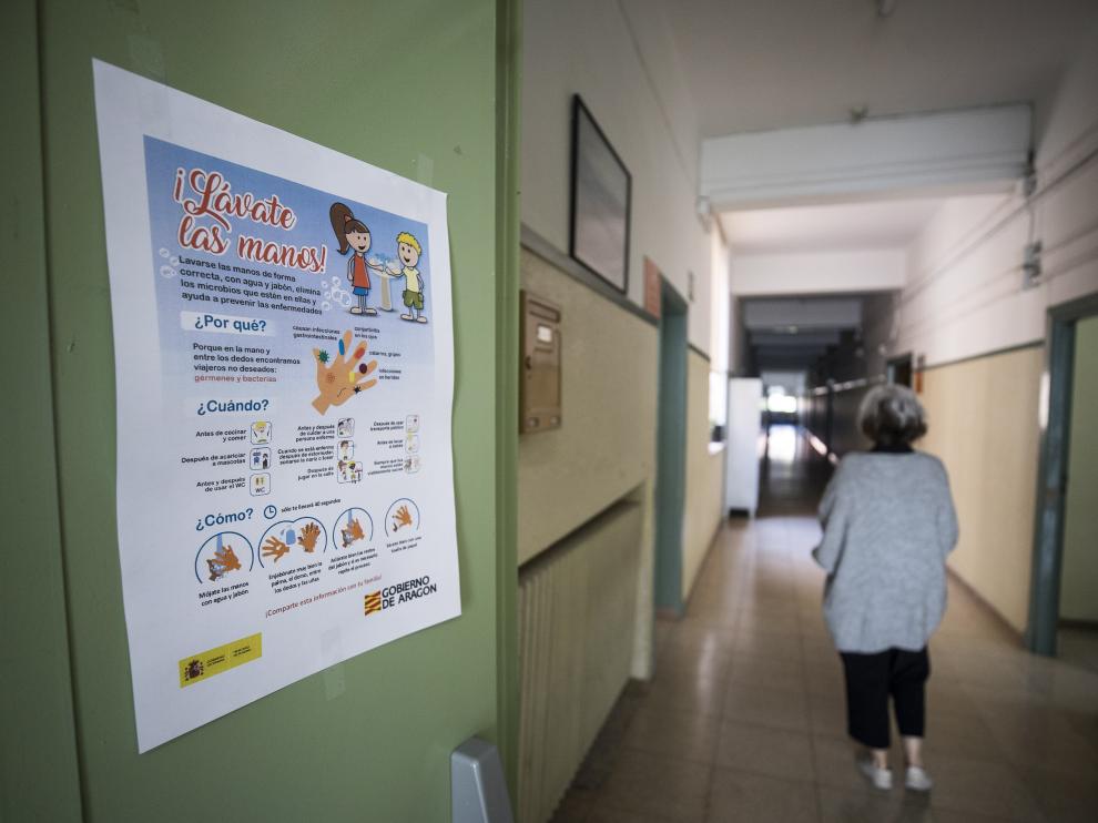 Cartel que recuerda la importancia de lavarse las manos en el instituto Miguel Servet de Zaragoza.