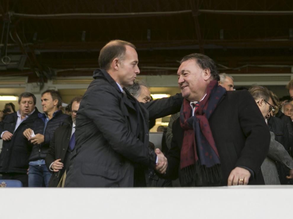 El presidente del Real Zaragoza, Christian Lapetra, saluda al expresidente del Huesca, Agustín Lasaosa, en el último derbi disputado en La Romareda.