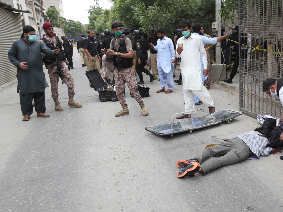 Gunmen attack stock exchange building in Karachi
