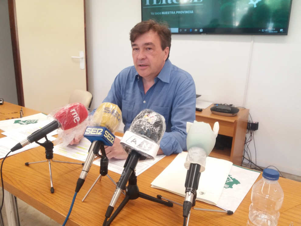 El diputado de Teruel ·Existe, Tomás Guitarte, en la rueda de prensa ofrecida en la sede de la agrupación de electores.