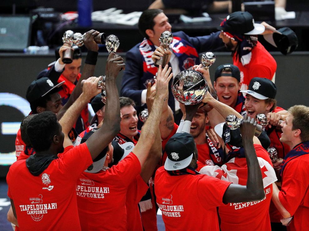 Los jugadores y técnicos del Baskonia celebran el triunfo.