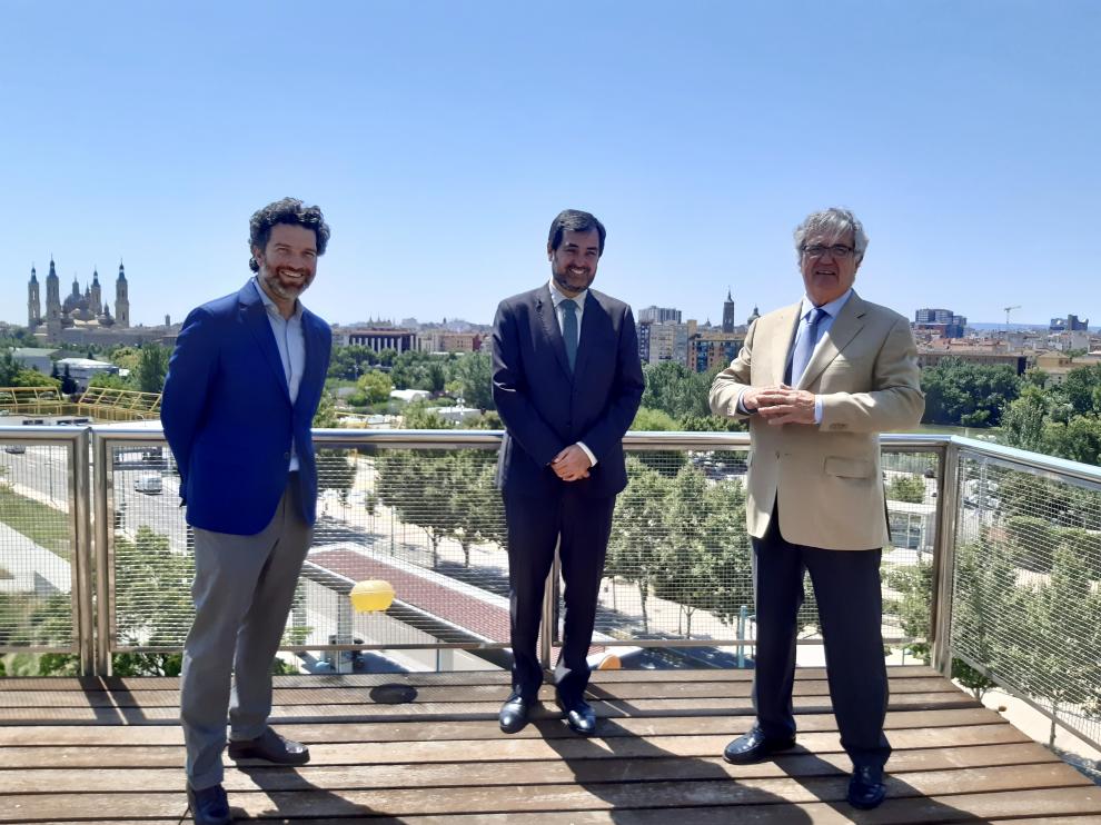 Iñigo de Yarza, Ricardo Mur y Alfonso Solans, tras firmar el acuerdo entre CEOE Aragón y zerca!