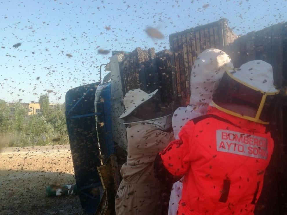 Intervención de los Bomberos de Soria tras el vuelco de un camión con panales de abejas.