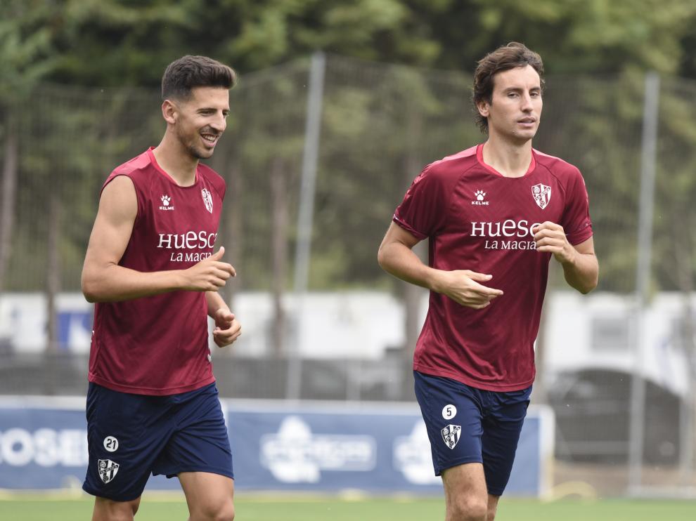 Juan Carlos Real corre junto a Mosquera en el entrenamiento de este martes.