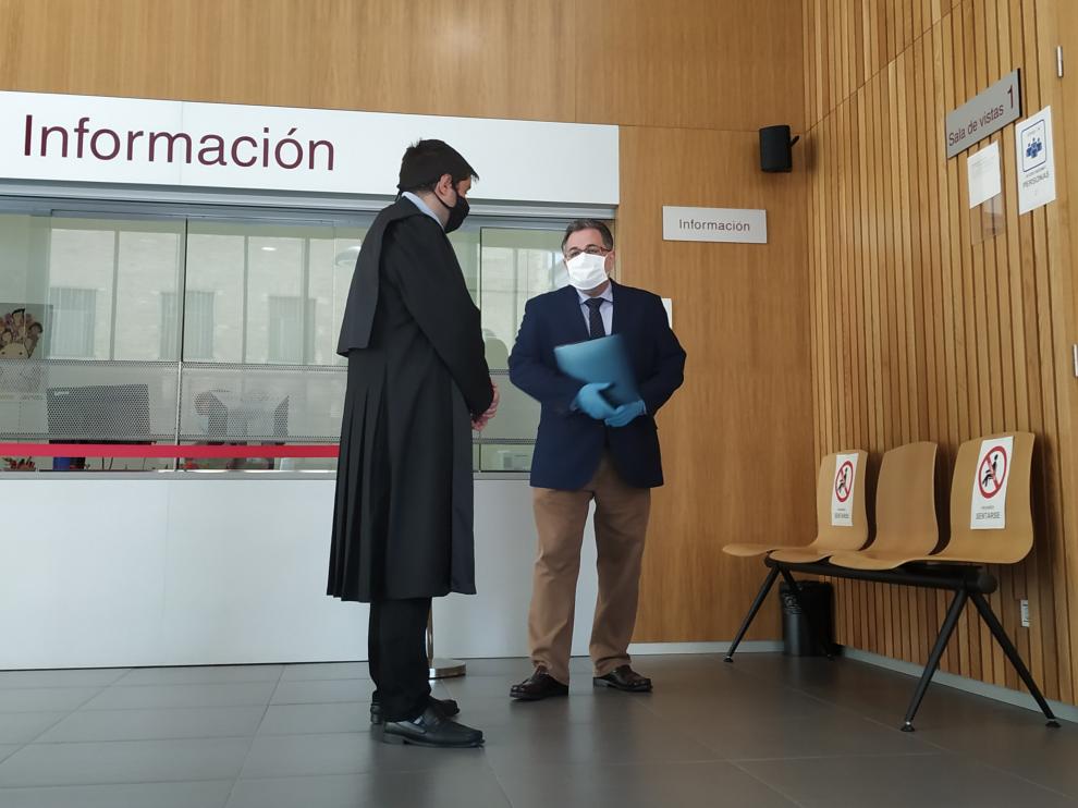 El acusado, junto a su abogado, este martes, en los pasillos de la Audiencia de Zaragoza.