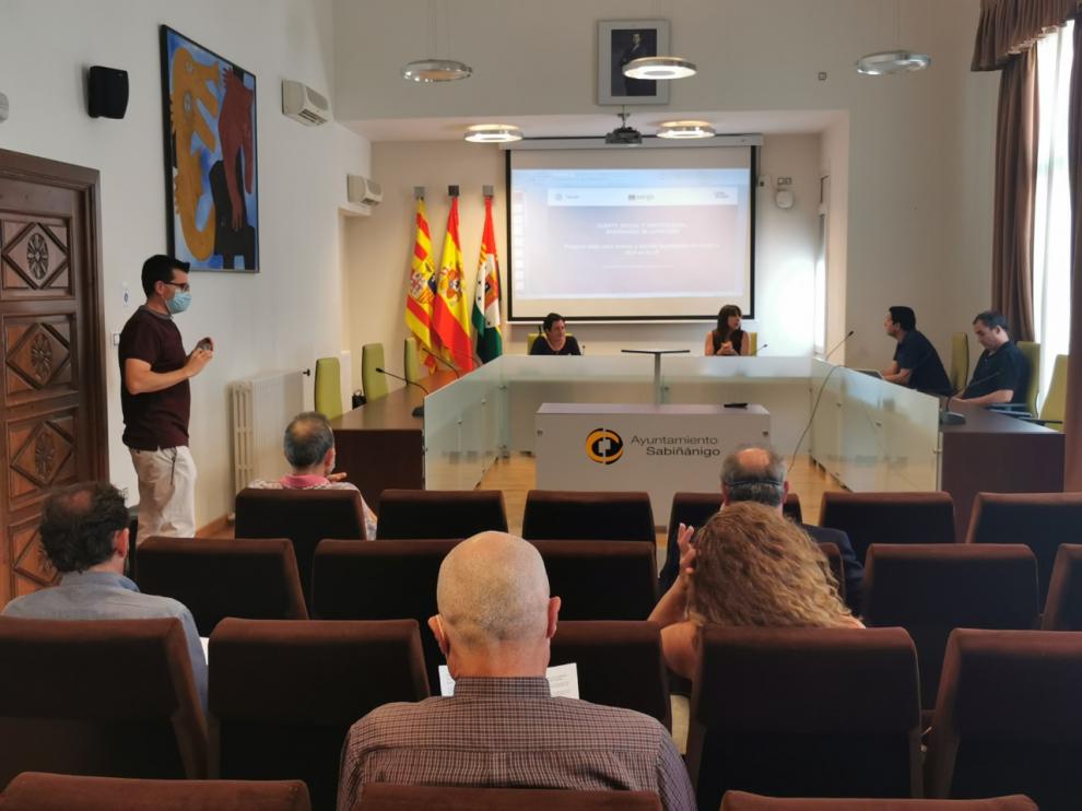 La directora general de Cambio Climático, Marta de Santos, ha participado este martes en una reunión celebrada en Sabiñánigo, donde se ha presentado el proyecto HCH in Europe.