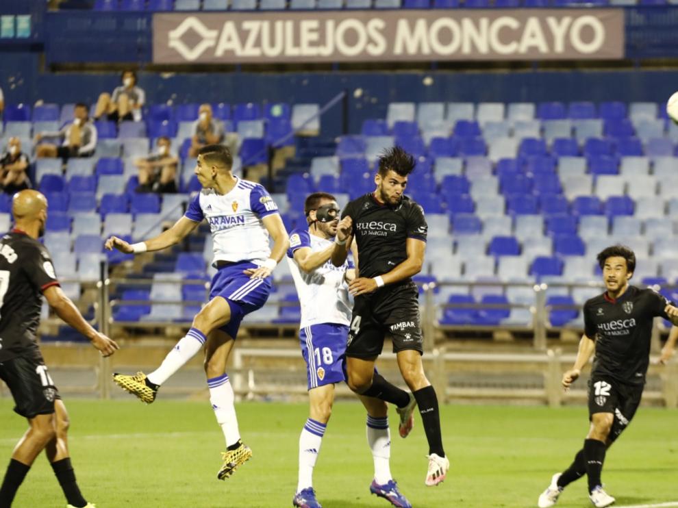 Rafa Mir remata de cabeza en el partido de este lunes en La Romareda.