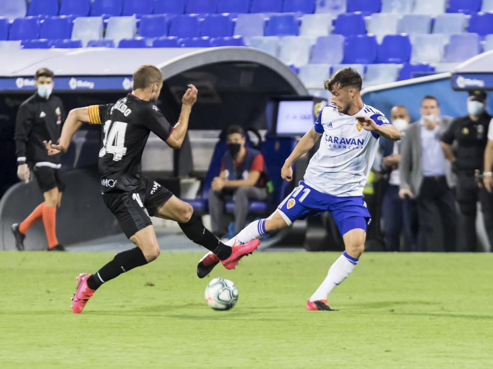 Pulido toca a Puado en la polémica acción que terminó con el 0-1 del Huesca en La Romareda.