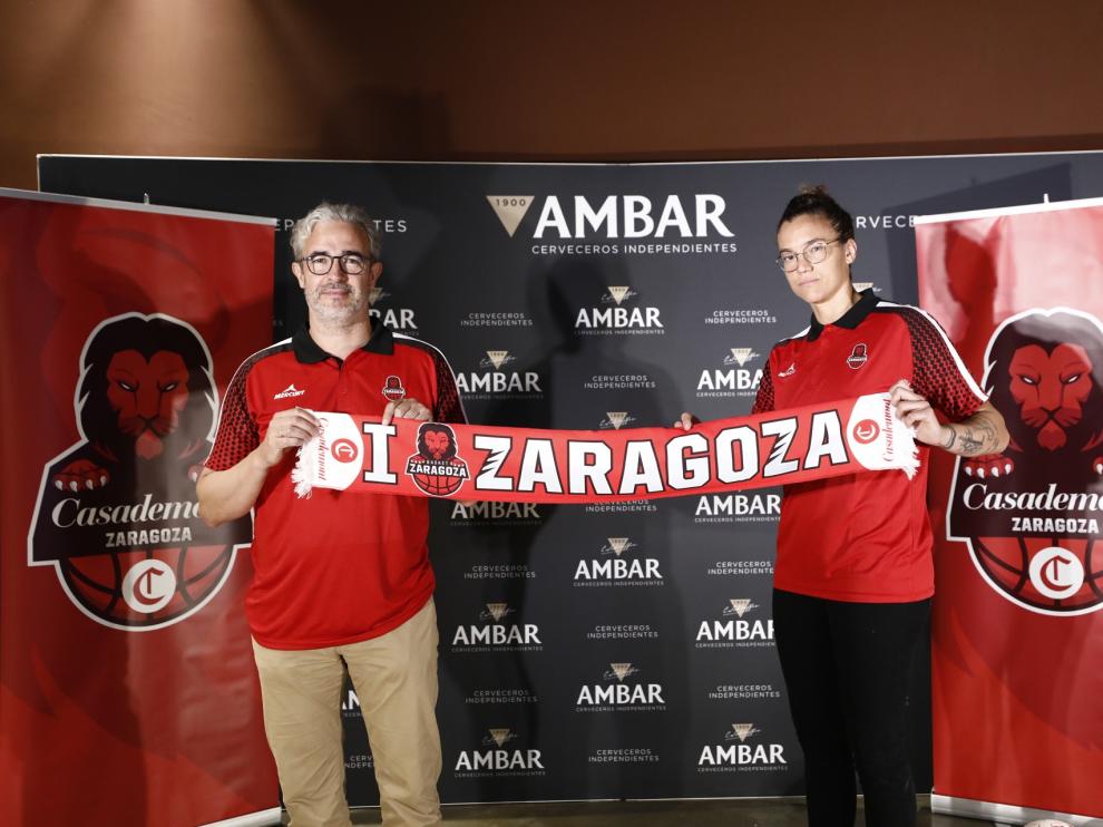 El entrenador del Casademont femenino, Carlos Iglesias, junto a la jugadora Laura Nicholls.