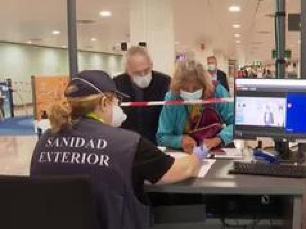 Códigos QR, exámenes médicos, control de temperatura y visual. Son las medidas que, desde ya, España aplicará para todos los pasajeros que lleguen al país vía aérea o marítima. A través del enlace “www.spth.gob.es” deberán rellenar un formulario para después recibir un código QR que escanearán en el aeropuerto de llegada.