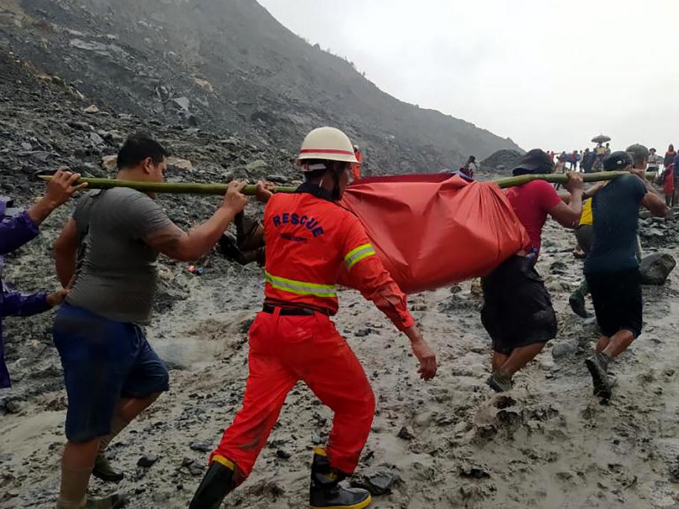 Imagen del rescate en una mina en Birmania