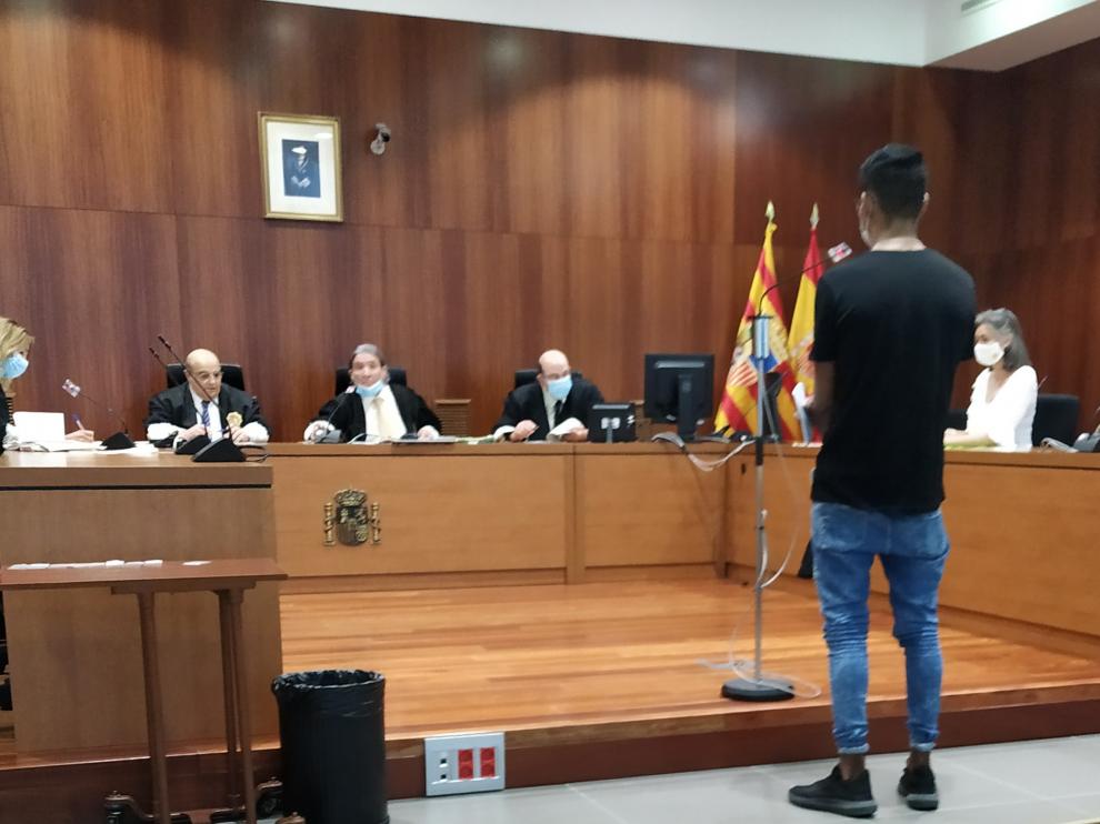 El único adulto de los cuatro asaltantes, ayer, durante el juicio celebrado en la Audiencia de Zaragoza.