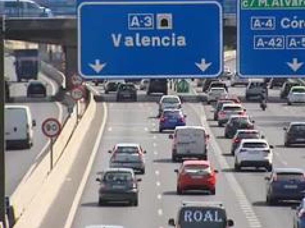 Atípica esta operación salida 2020 para la DGT. Ni el Gobierno puede prever el volumen de vehículos para la jornada. Lo que sí está claro es que hoy queda activada la primera de las 4 fases de la operación salida de verano, y aunque la incertidumbre protagoniza el día de hoy, las precauciones van a ser máximas. 764 radares fijos, 548 radares móviles, 12 helicópteros, 216 cámaras de control del cinturón de seguridad y del teléfono móvil.