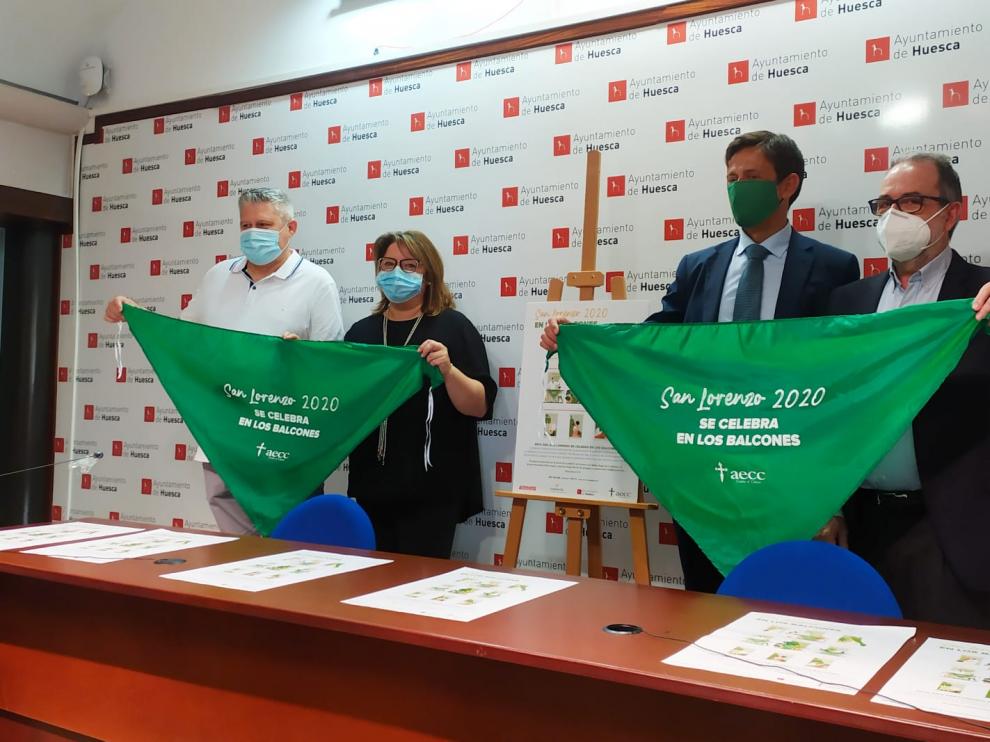 Las pañoletas solidarias a favor de la Asociación Española contra el Cáncer se pondrán a la venta por 5 euros para colgarlas en los balcones durante las fiestas de San Lorenzo.